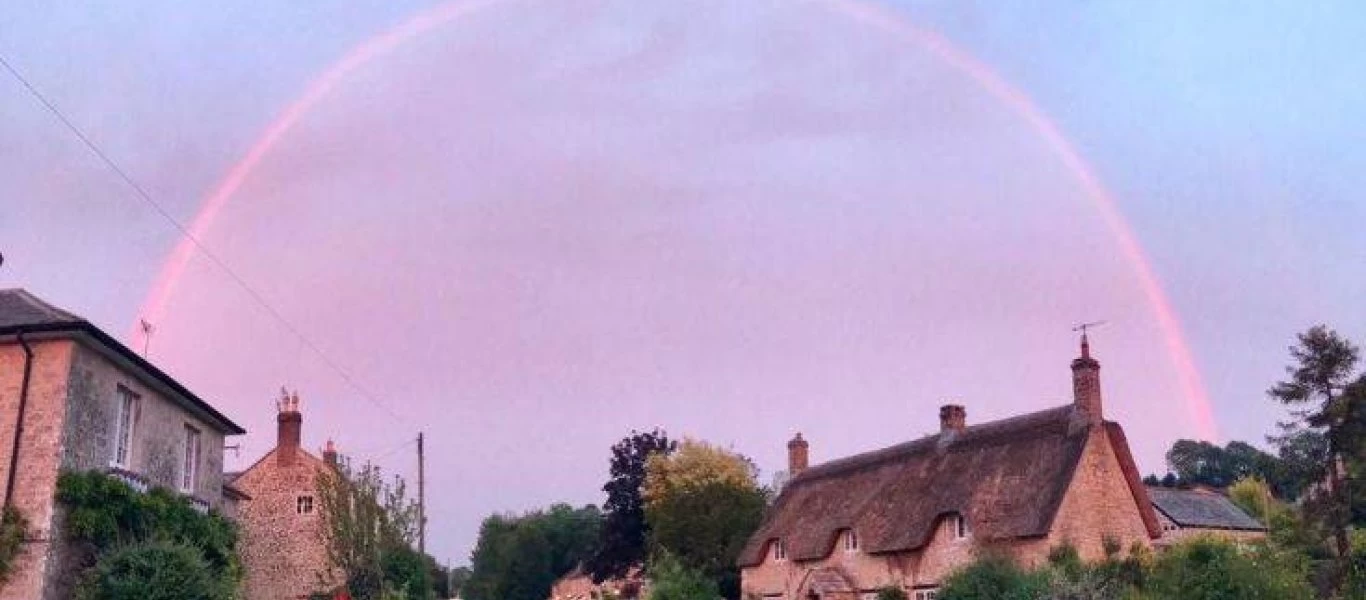 Ροζ ουράνιο τόξο στον ουρανό του Λονδίνου – Που οφείλεται το σπάνιο φαινόμενο (φώτο)